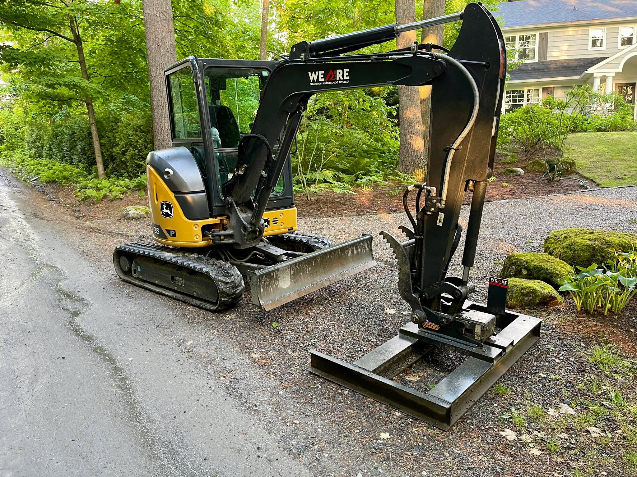 Notre John Deere 35P avec poutre de nivellement